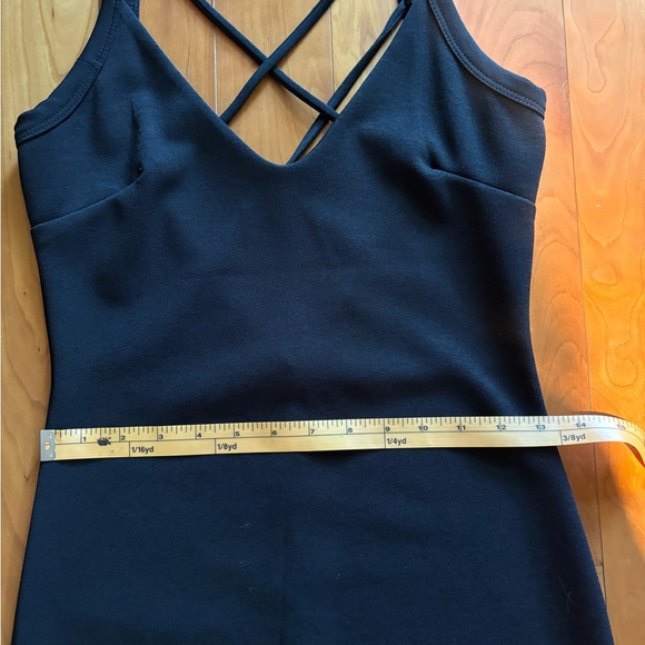 The perfect little black dress, lightweight, size medium, with stretch, to hug. - Picture 8 of 9